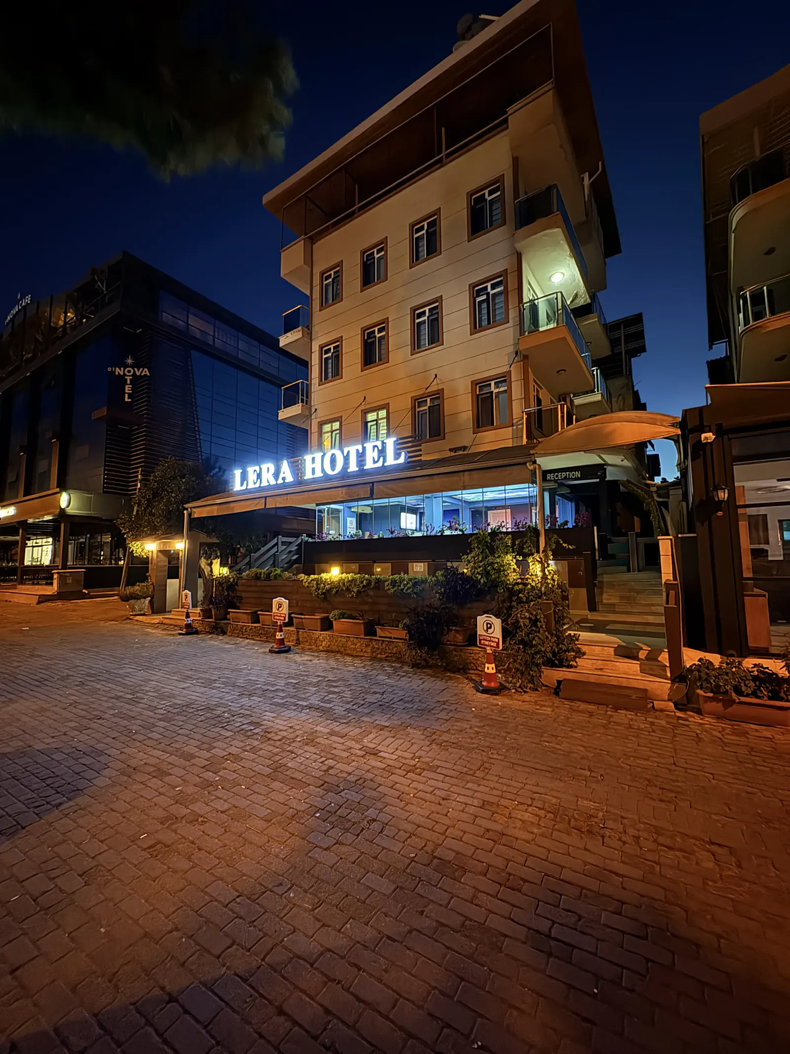 Lera Hotel Gece Işıklandırması ve Giriş